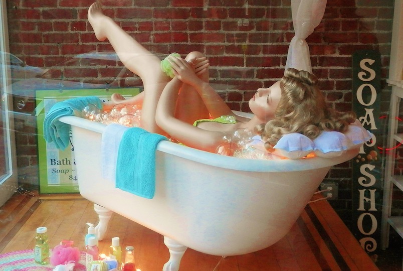 manakin in a the bath