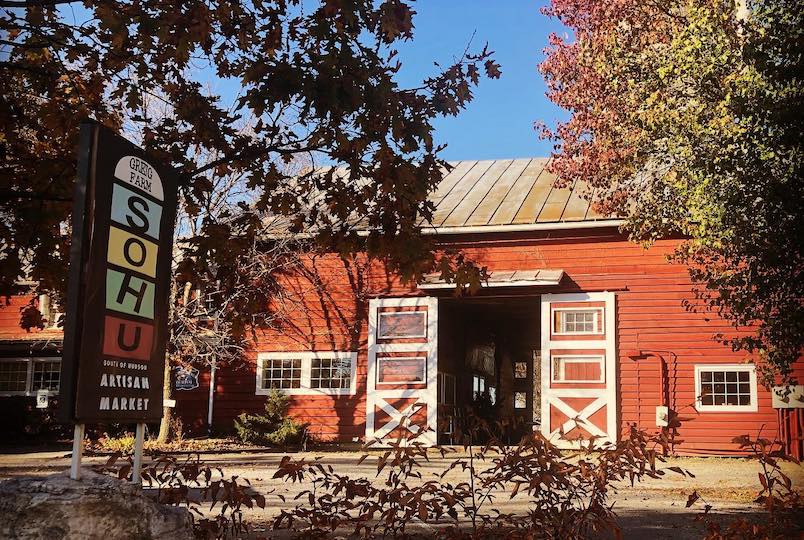 the barn and sign for the Sohu Artisan Craft Market in Red Hook NY