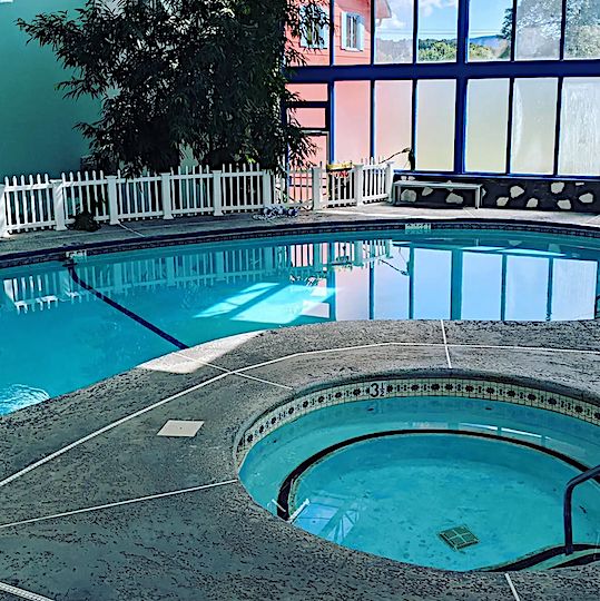 The pool and hottub at Melour Resort